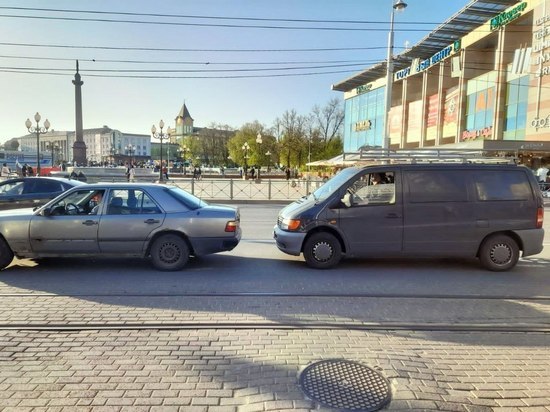 В Калининграде водителя ослепило солнце, и он врезался в «Мерседес»