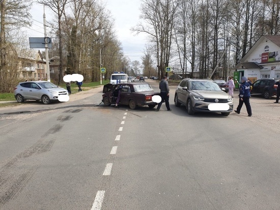 В Тверской области столкнулись «Hyundai» и «ВАЗ»: пострадали люди