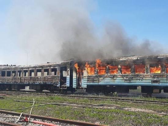 В Ясиноватой тушат загоревшийся после обстрела поезд: ФОТО