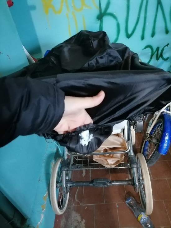 В Ноябрьске женщина изрезала и облепила жвачкой коляску в подъезде