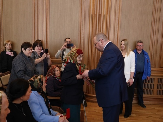 Олег Мельниченко вручил пензенцам государственные и региональные награды