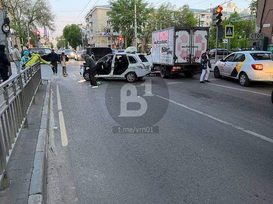 В Воронеже при столкновении трех автомобилей пострадала пассажирка такси