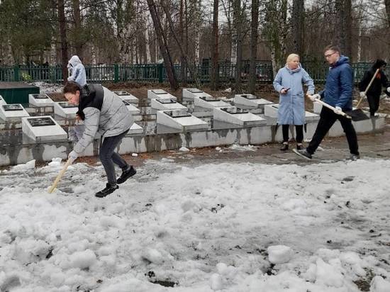 6 мая на Маймаксанском кладбище у мемориала погибшим в годы войны волонтёры провели уборку территории.
