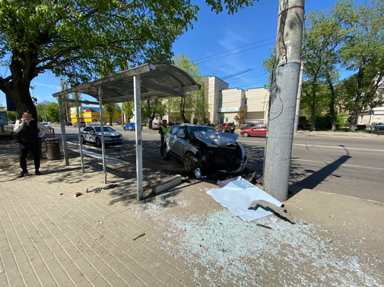 В результате столкновения 3-х иномарок на ул. Ворошилова пострадали двое водителей и остановочный павильон