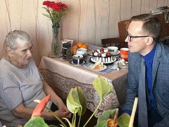 В Архангельске министр природных ресурсов поздравил ветерана с Днём Победы