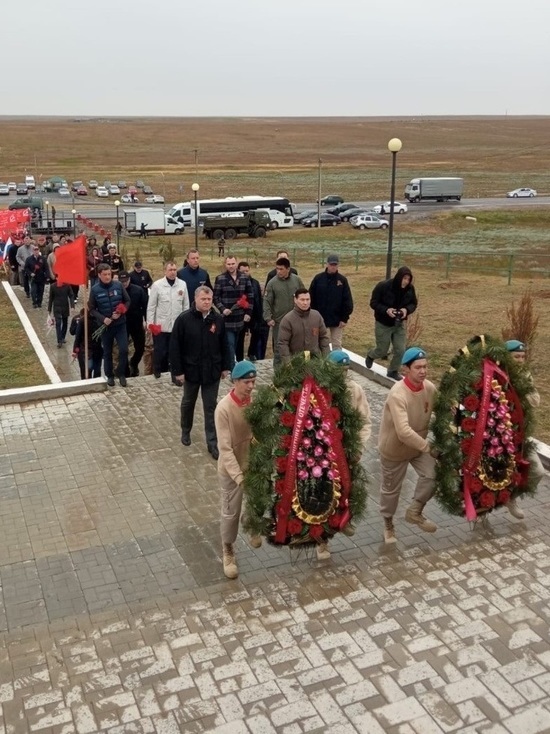 Жители Калмыкии почтили память героев у мемориала в Хулхуте