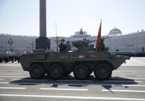 На Дворцовой площади в Петербурге 7 мая прошла генеральная репетиция парада Победы. В тренировке участвовали более четырех тысяч человек, 80 единиц техники и 30 самолетов.