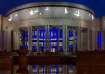 Петербургские дома в честь Дня Победы украсили световые проекции. Увидеть их петербуржцы и гости города смогут до 15 мая, сообщили в пресс-службе Смольного.