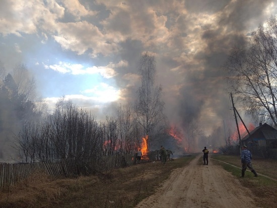 В поселке Кировской области в пожаре сгорело несколько жилых домов