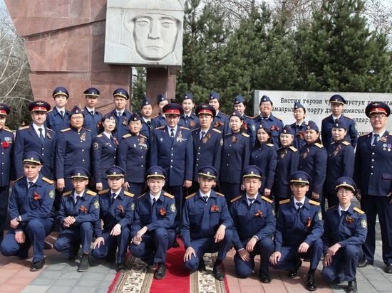 Сотрудники СУ СК РФ по Туве возложили цветы к Мемориалу  Победы