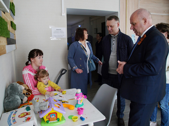 Мэр Хабаровска посетил беженцев из Украины в пункте временного размещения