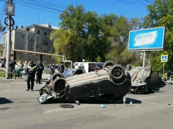 На Стрелке движение застопорилось лежащими вверх колесами автомобилями