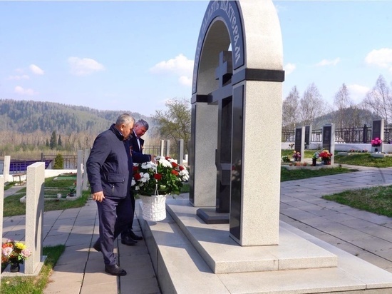 Мэр кузбасского города почтил память погибших 12 лет назад горняков