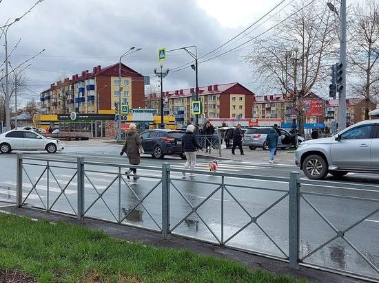 Водитель Subaru Exiga вылетел на тротуар после ДТП в Южно-Сахалинске