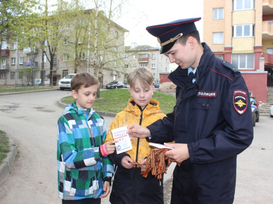 Псковские полицейские раздали горожанам Георгиевские ленточки