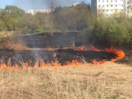 Рядом с пензенской больницей вспыхнул опасный пожар