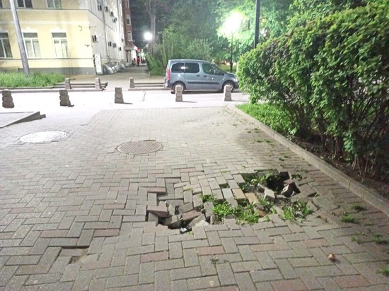 В центре Ростова-на-Дону просела тротуарная плитка