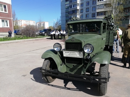 Новгородских ветеранов поздравят праздничными концертами под окнами домов