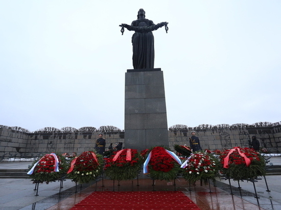 На Пискаревском кладбище почтили память героев Великой Отечественной войны