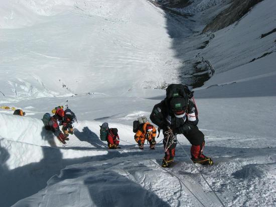 При восхождении на Эверест умер альпинист из России