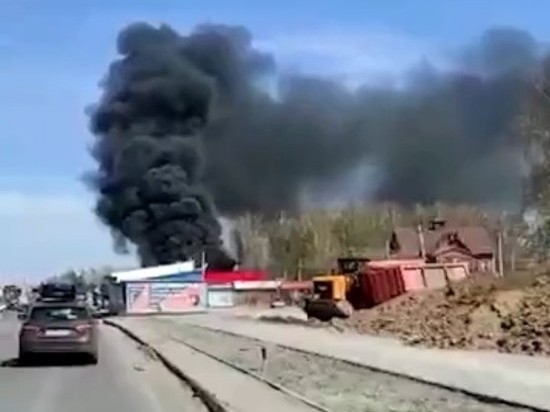Придорожное кафе загорелось на Гусинобродском шоссе в Новосибирске