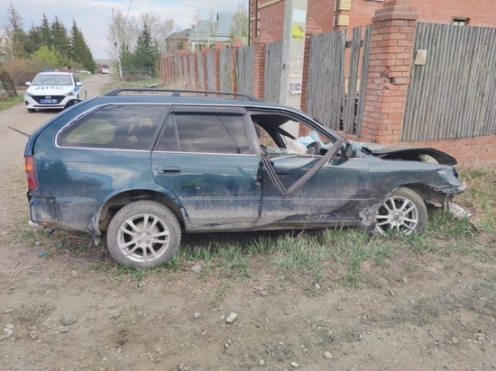 В посёлке под Омском пьяный водитель въехал в забор