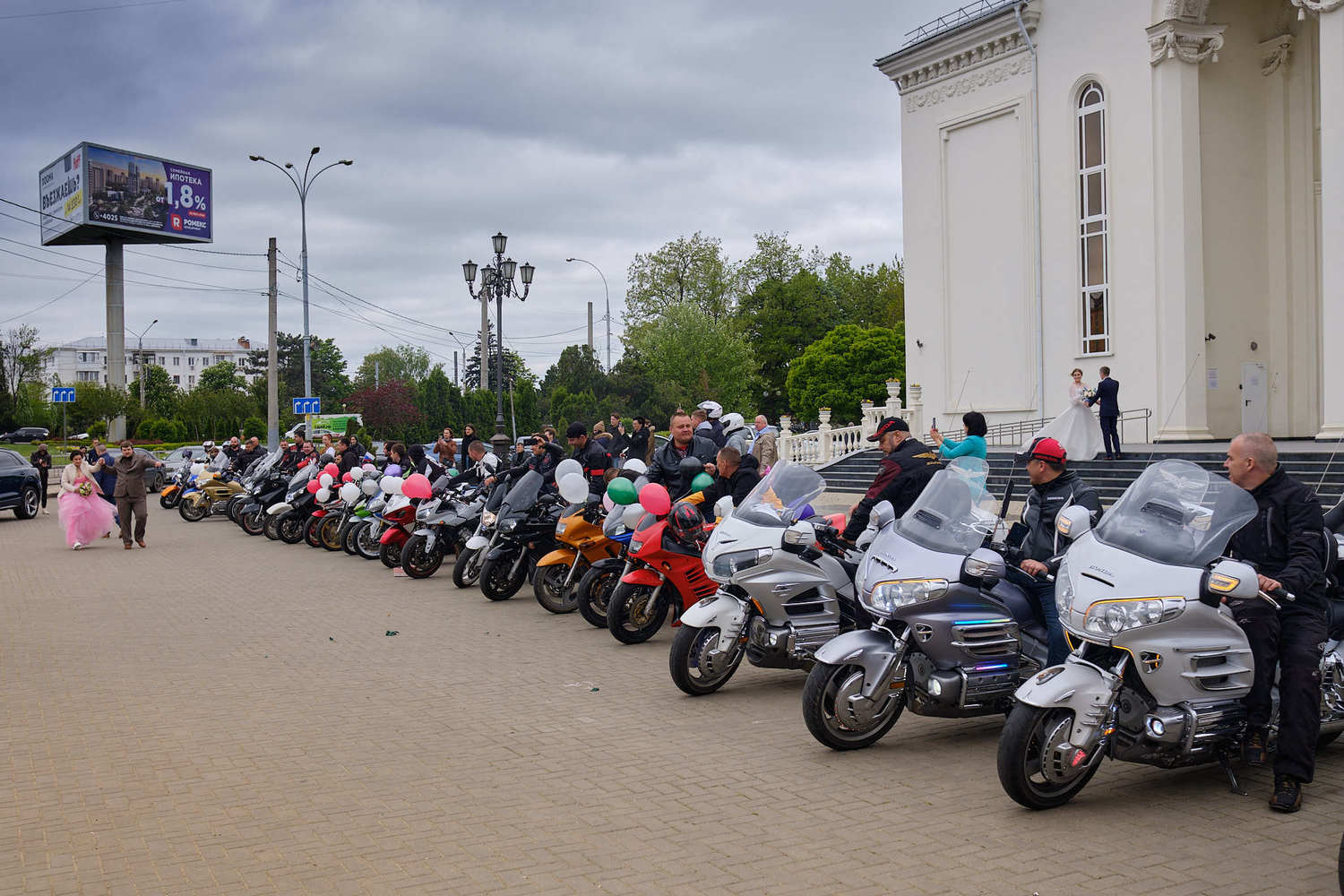 "Мотосвадьба" в Краснодаре: яркие фото молодожёнов