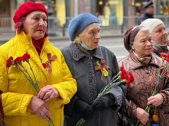 Петербуржцы почтили память павших у мемориальной доски «Героизму и мужеству ленинградцев»