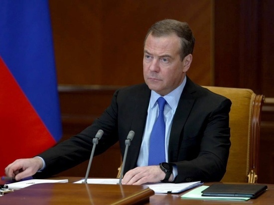 Медведев задумался о денацификации «восточноевропейских пигмеев»