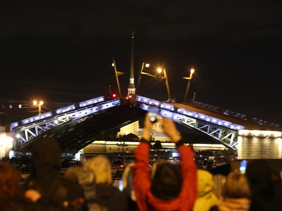 В ночь перед Днем Победы в Петербурге разведут три моста