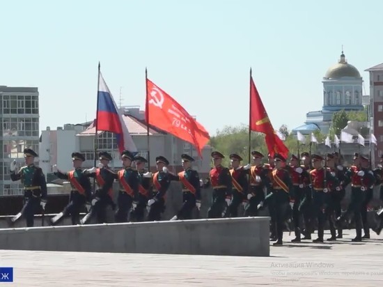 В Воронеже венки к памятникам погибшим воинам в честь 77-й годовщины окончания ВОВ, возложили заранее