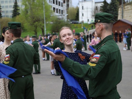 В Серпухове станцевали вальс в честь Дня Победы
