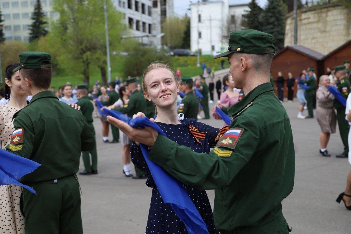 В Серпухове станцевали вальс в честь Дня Победы - МК Серпухов