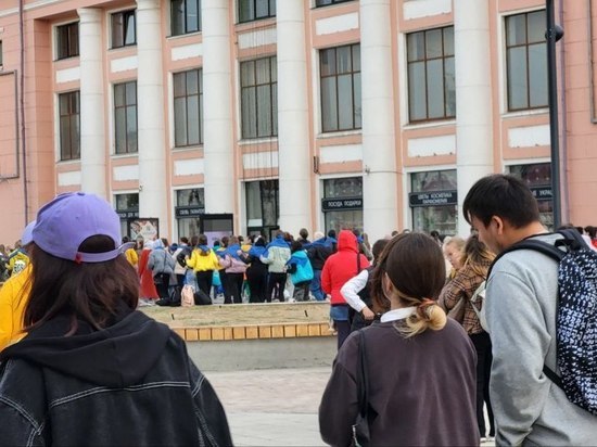 В Улан-Удэ больше 400 человек закружились в вальсе под «Синий платочек»