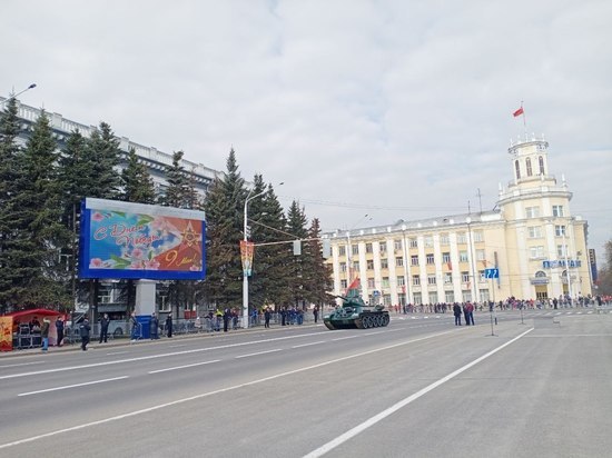 Площадь Советов готова встретить Парад Победы: праздничный концерт стартовал в Кемерове