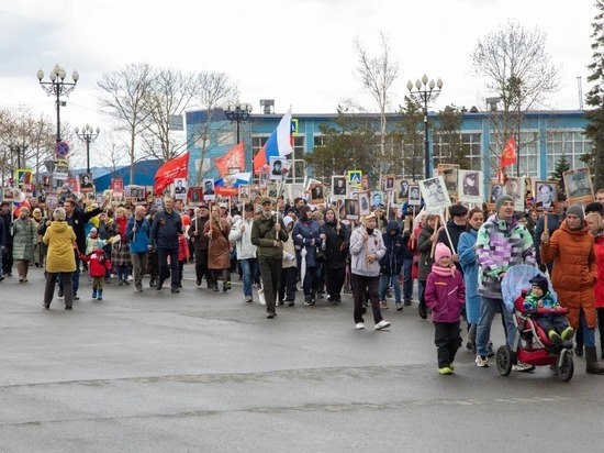 На акцию «Бессмертный полк» в Южно-Сахалинске вышли тысячи человек