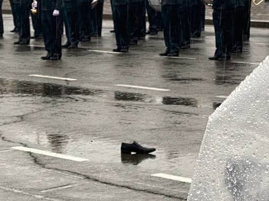 Участник Парада Победы в Чите потерял туфлю во время марша