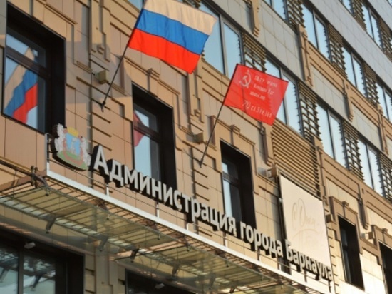 Копии Знамени Победы подняли над зданиями Барнаула
