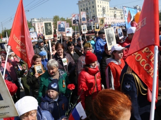 На акцию «Бессмертный полк» в Барнауле вышли тысячи человек