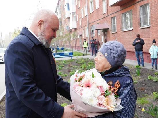Праздничный концерт во дворе дома: Сергей Цивилев поздравил ветерана Великой Отечественной войны