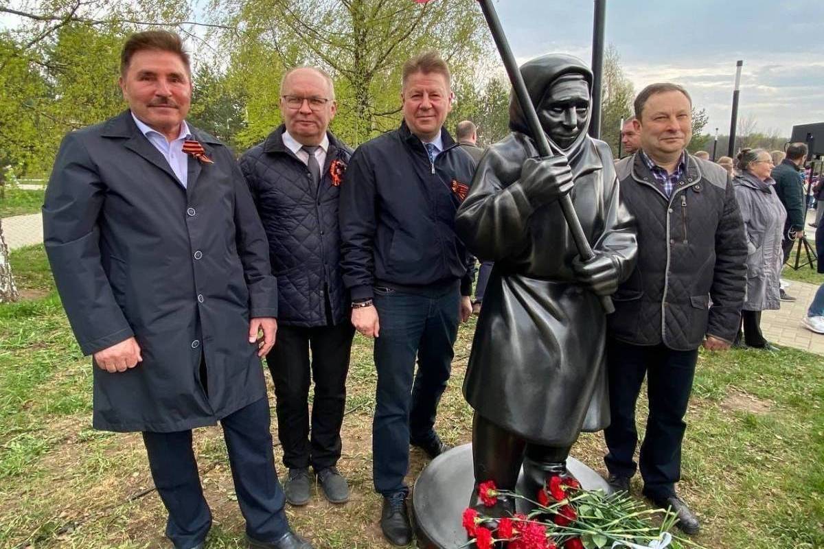 В Костроме открыли памятник украинской женщине, защитившей Знамя Победы