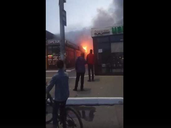 В Рязани сгорели два павильона на рынке в Дашково-Песочне