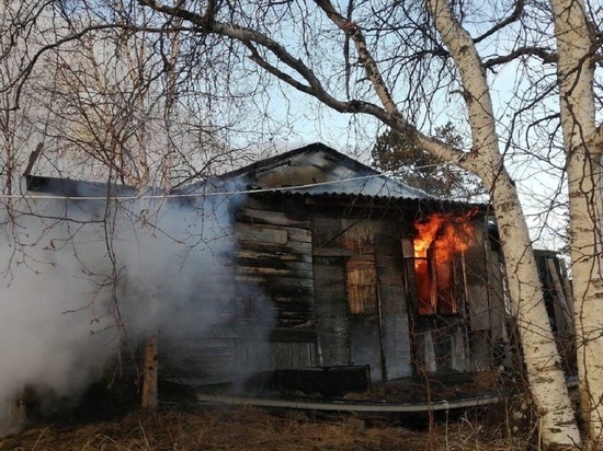 В Ноябрьске сгорела очередная деревянная заброшка