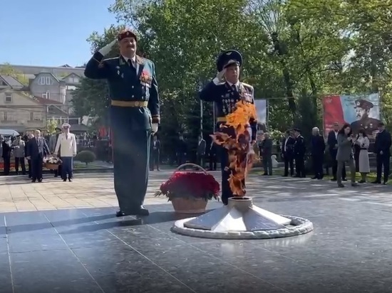 Глава Дагестана возложил цветы к Вечному огню