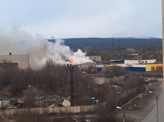 В Оленегорске загорелась овощебаза