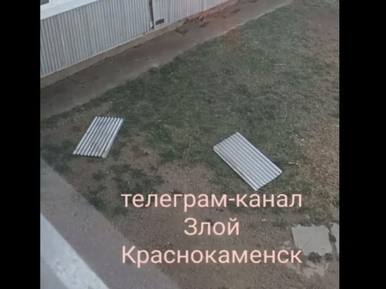 Сильный ветер сорвал профлист с балкона в Краснокаменске