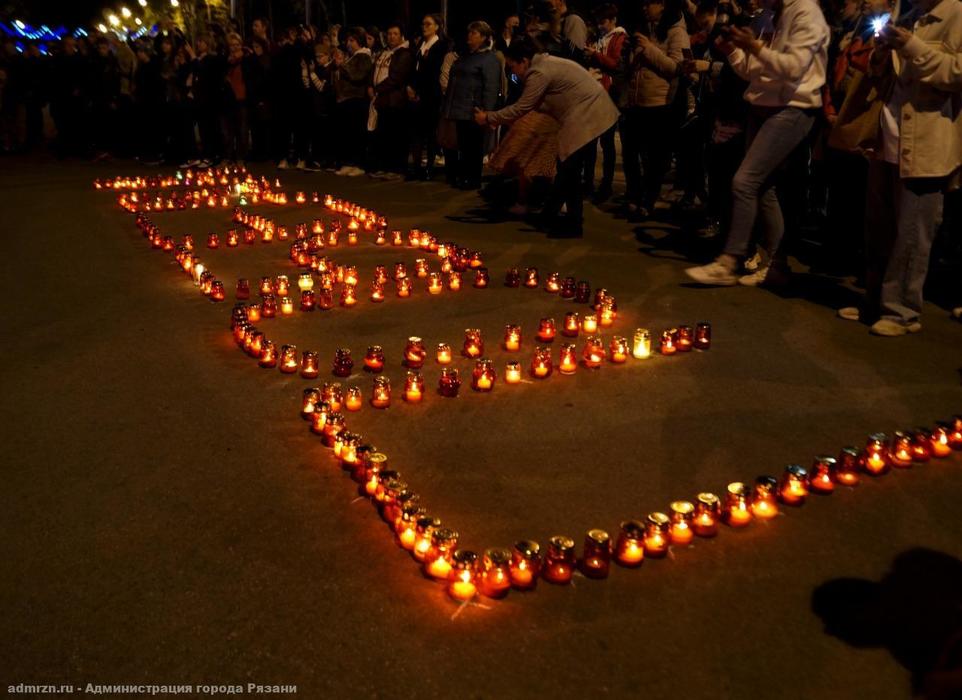 Более 300 рязанцев выложили из свечей слово «Победа»: кадры акции