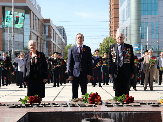Губернатор Кубани возложил цветы к Вечному огню в Краснодаре