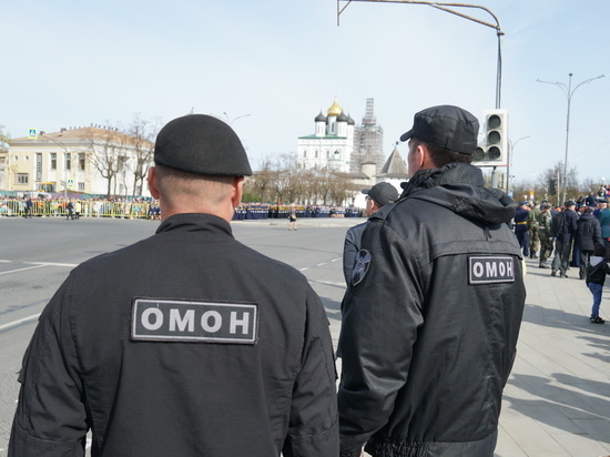 Росгвардейцы следят за порядком в Псковской области в День Победы