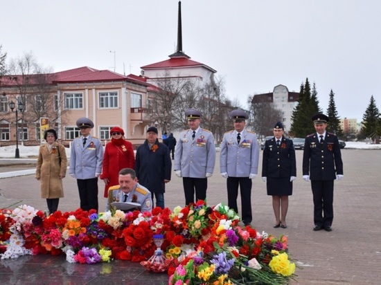 К вечному огню Обелиска Победы в Нарьян-Маре были торжественно возложены цветы